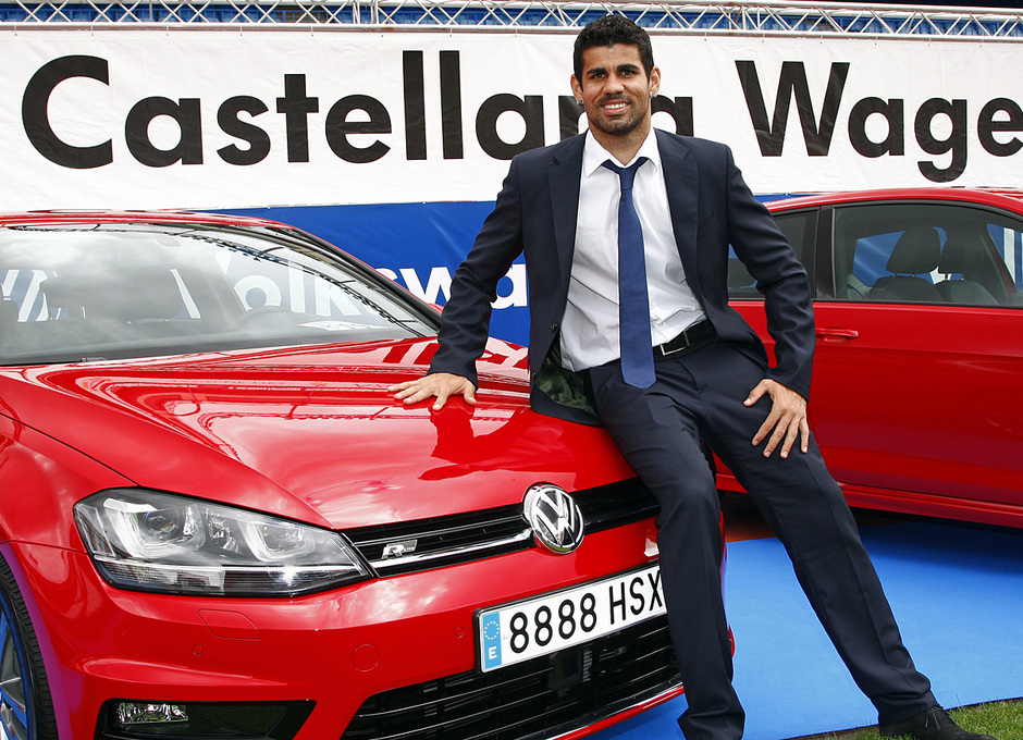 temporada 13/14. presentación Volksewagen. Diego Costa con su  Volkswagen en el estadio