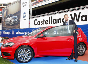 temporada 13/14. presentación Volksewagen. Toby con su  Volkswagen en el estadio