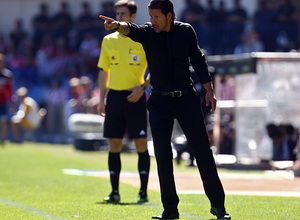 Temporada 13/14. Partido Atlético de Madrid-Celta. Vicente Calderón. Simeone dando órdenes durante el partido