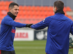 Temporada 19/20. Entrenamiento en la ciudad deportiva Wanda. Vitolo y Morata realizando ejercicios durante el entrenamiento