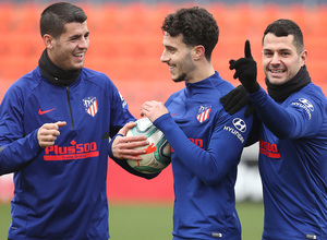 Temporada 19/20. Entrenamiento en la ciudad deportiva Wanda. Morata Vitolo y Hermoso realizando ejercicios durante el entrenamiento