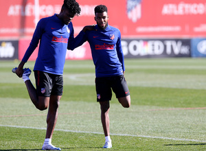 Temporada 19/20. Entrenamiento en la ciudad deportiva Wanda. Thomas y Lemar realizando ejercicios durante el entrenamiento