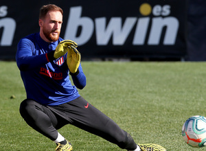 Temporada 19/20. Entrenamiento en la ciudad deportiva Wanda. Oblak realizando ejercicios durante el entrenamiento