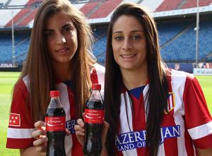 Temporada 2013-2014. Troyano y Esther posan con los embases personalizados de Coca-Cola