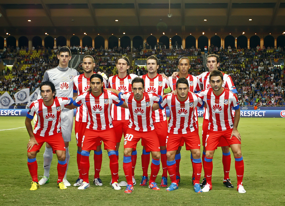 Temporada 12/13. Once Final Supercopa en Mónaco. Jugadores posando para la foto en el césped.