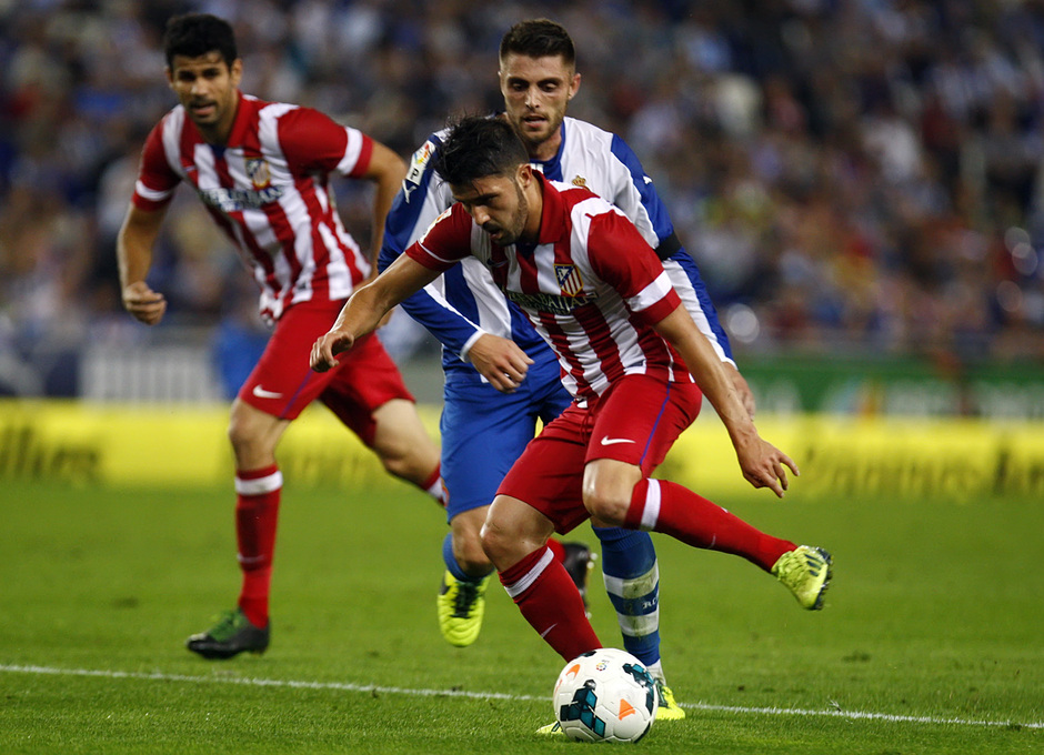 David Villa controlando el balón durante el partido ante el Espanyol