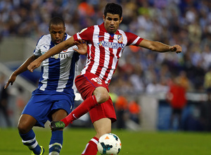 Diego Costa luchando por el balón durante el partido