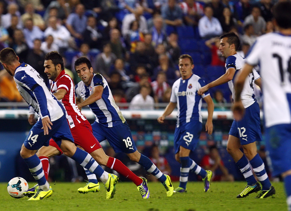 Adrián conduce el balón rodeado de jugadores del Espanyol