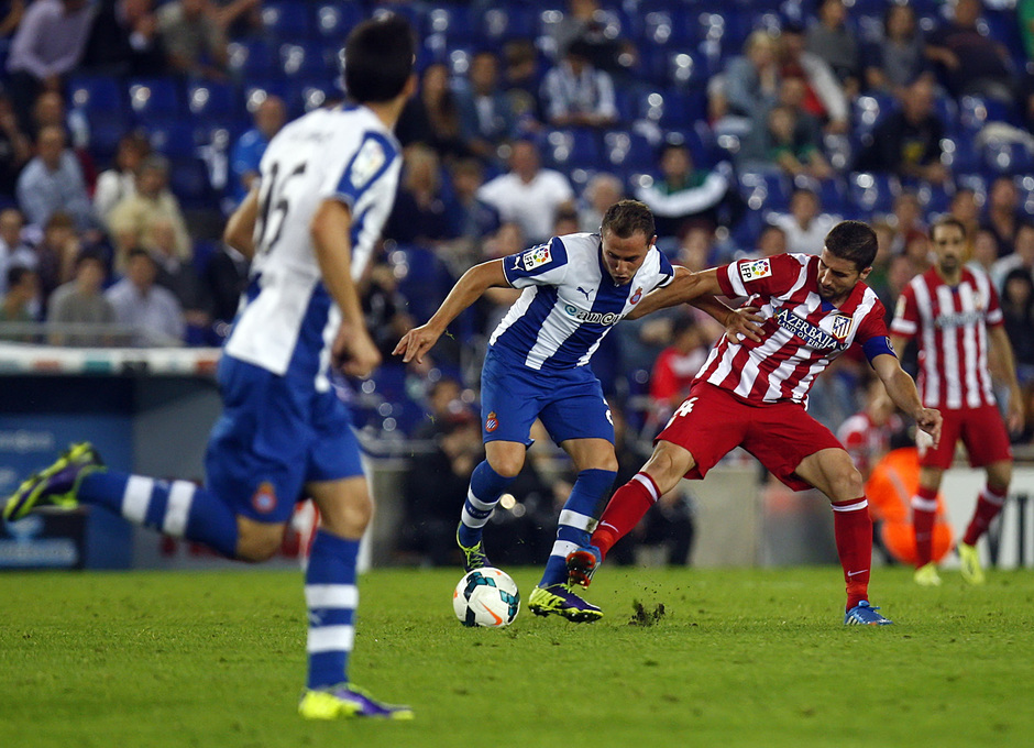 Gabi lucha por la posesión del balón con un jugador del Espanyol