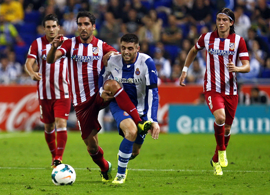 Raúl García es agarrado por un jugador del Espanyol cuando se dirige a por el balón