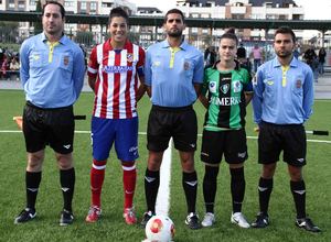 Temporada 2013-2014. Capitanas del Atleti y Oviedo con el trío arbitral