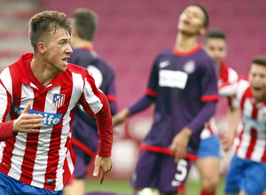 Roberto Núñez festeja el gol del definitivo empate a tres en el Austria Arena ante el conjunto vienés en la Youth League
