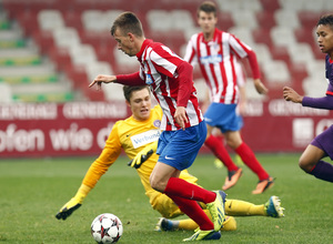 Roberto Núñez regatea al portero del Austria de Viena para anotar el gol que suponía el definitivo 3-3 para el Atlético de Madrid