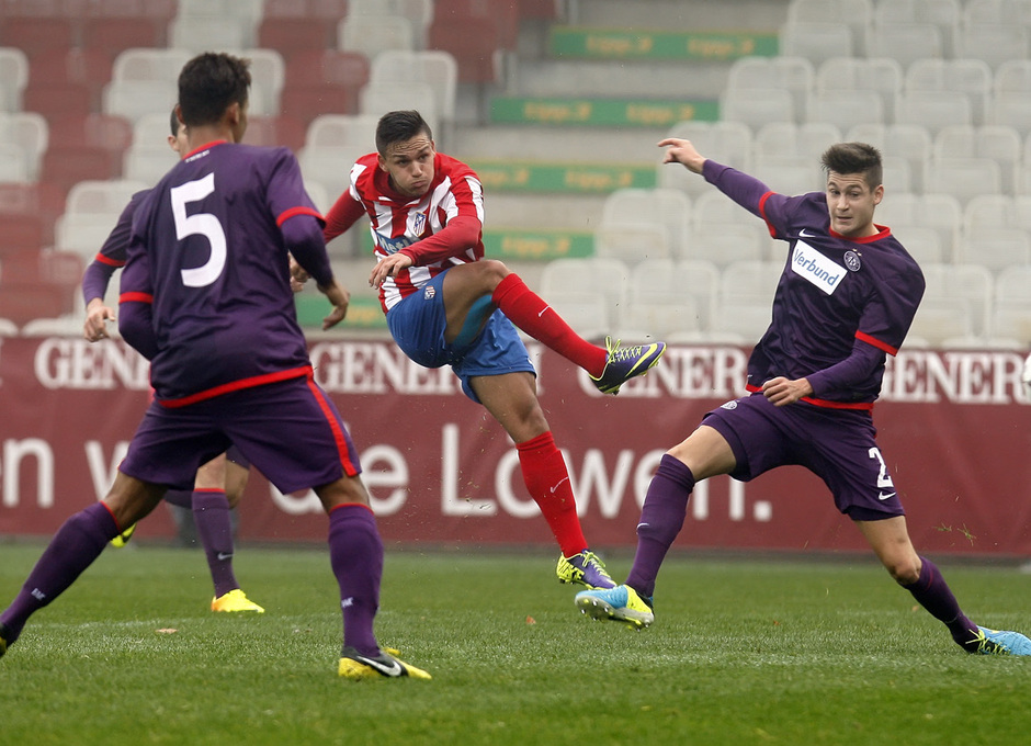 El delantero del Atlético de Madrid Jony dispara a puerta en Viena en el partido disputado contra el Austria en la Youth League y que terminó 3-3
