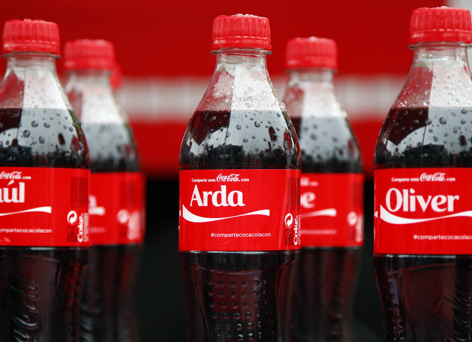 Temporada 13/14. Acto Cocacola. Botellas de Coca Cola con los nombres de varios jugadores