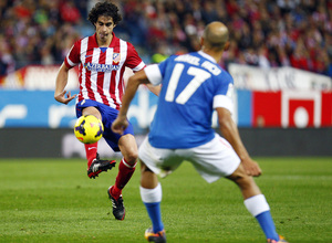 Temporada 20132-2014. Partido Atlético de Madrid- Bilbao, Tiago luchando un balón