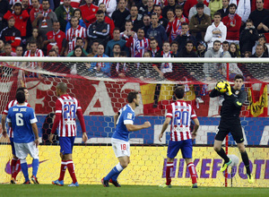 Temporada 20132-2014. Partido Atlético de Madrid- Bilbao, Courtois atrapando un balón