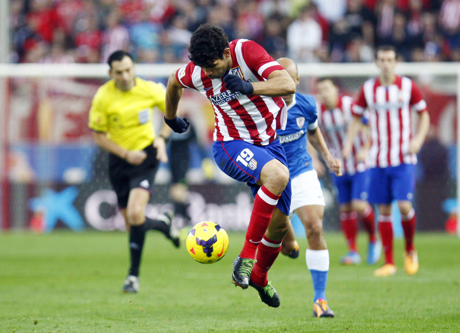 Temporada 20132-2014. Partido Atlético de Madrid- Bilbao, Costa controlando un balón