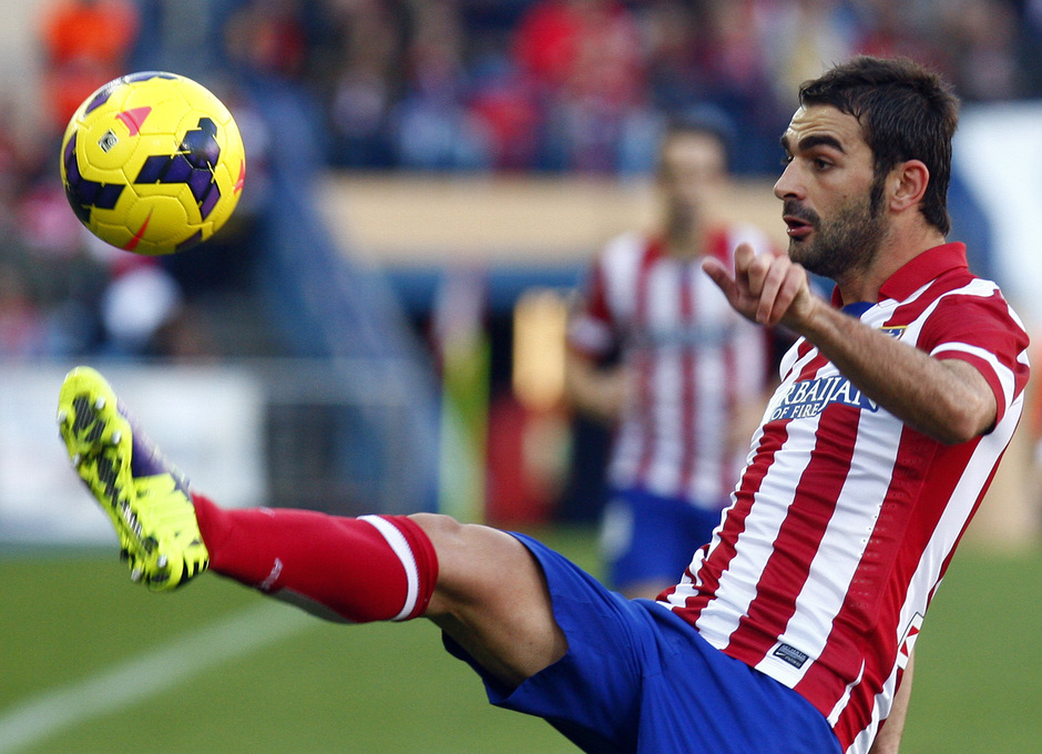 Temporada 20132-2014. Partido Atlético de Madrid- Bilbao, Adrián controlando un balón