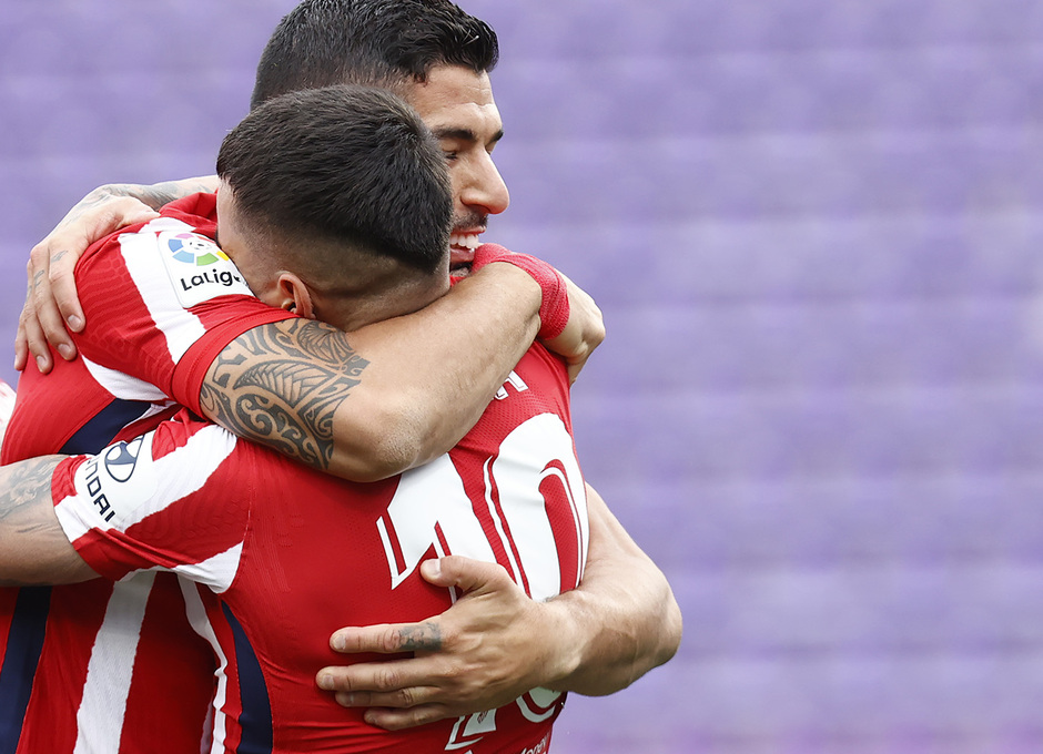 Temp. 20-21 | Valladolid-Atleti | Celebración abrazo Luis Suárez y Correa