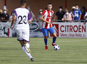 Mario Hermoso saca el balón controlado desde la defensa
