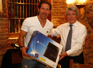 Simeone recibe una PS4 de manos de Cerezo como regalo navideño