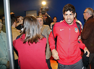 Diego Costa se abre paso entre la gente a su llegada a Málaga