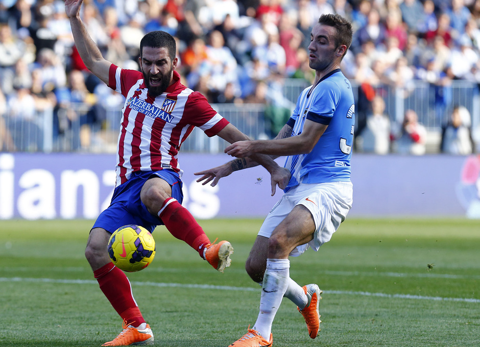 Temporada 13/14 Liga BBVA Málaga - Atlético de Madrid. Control de balón de Arda Turan.