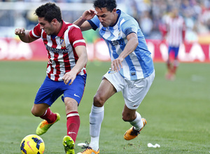 Temporada 13/14 Liga BBVA Málaga - Atlético de Madrid. Koke protege el balón ante Weligton.