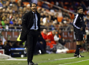 Temporada 13/14 Copa del Rey. Valencia - Atlético de Madrid. Simeone da órdenes desde el área técnica.