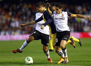 Temporada 13/14 Copa del Rey. Valencia - Atlético de Madrid. Cristian Rodríguez es derribado en la frontal del área.