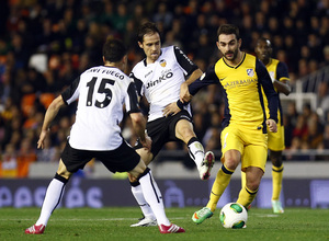Temporada 13/14 Copa del Rey. Valencia - Atlético de Madrid. Adrián protege el balón ante la entrada de Míchel.