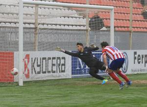 Aquino cabecea a la red el gol con el que el Atlético B derrotó al Getafe B en la Ciudad Deportiva