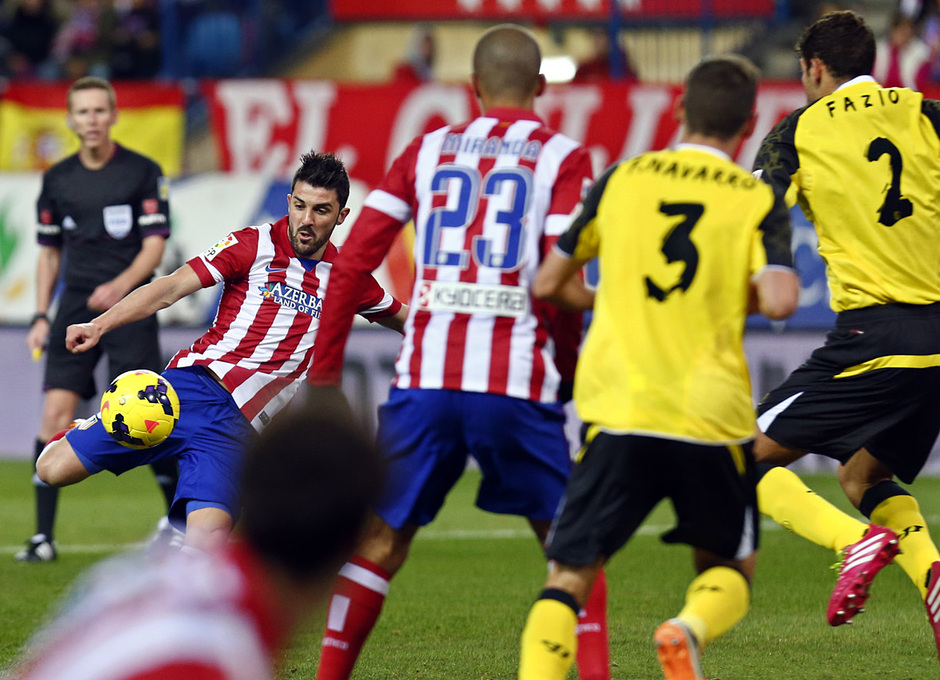 Temporada 13/14 Liga BBVA Atlético de Madrid - Sevilla. Remate de David Villa para hacer gol.