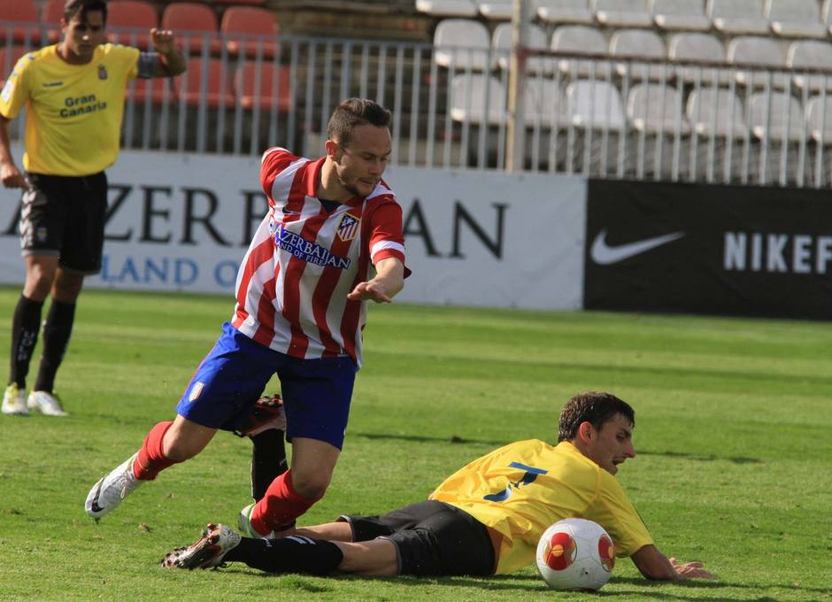 Iván Sánchez recorta a un rival en una de sus internadas por la banda en el partido contra Las Palmas Atlético