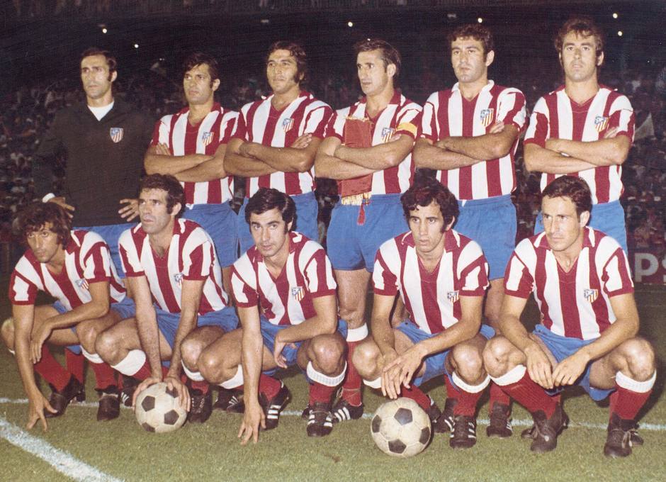 Un once tipo del Atlético de los años 70 en el que figura Luis Aragonés agachado el segundo por la izquierda