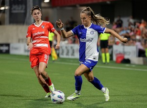 Andrea Medina se lleva el balón en presencia de Del Trecco