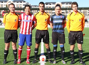 Temporada 2013-2014. Trío arbitral con las capitanas del Féminas y Granada