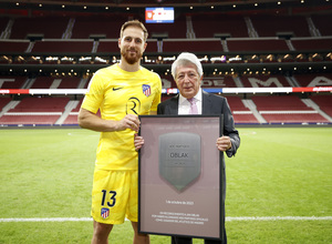 Temp. 23-24 | Atlético de Madrid - Cádiz | Placa Oblak 400 partidos