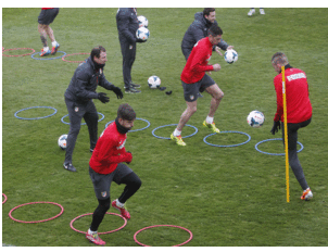 Ejercicio con balón en el inicio del entrenamiento vespertino del viernes, previo al partido ante el Almería