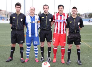 Temporada 2013-2014. Capitanas del Espanyol y Atleti junto a los árbitros