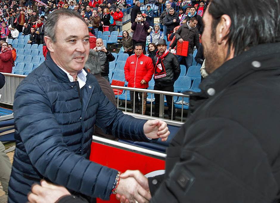 Jim saluda a Simeone antes del partido de Liga en el Calderón entre Valladolid y Atlético de Madrid 