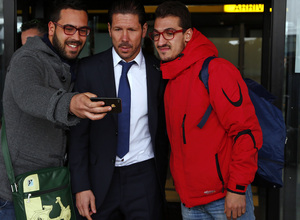 temporada 13/14. Llegada a Milan. Simeone posando con dos aficionados