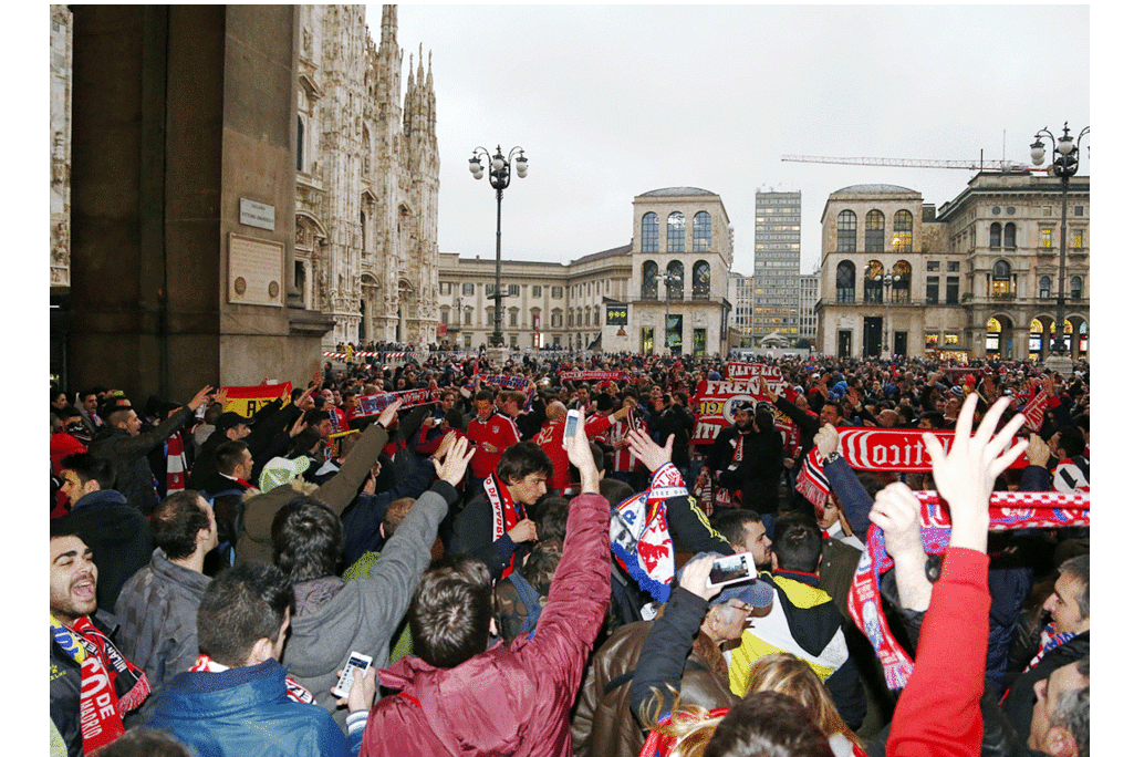 Los seguidores rojiblancos dieron colorido a las horas previas en la Piazza Duomo de Milán, punto de encuentro antes del partido