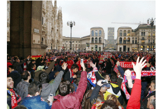 Los seguidores rojiblancos dieron colorido a las horas previas en la Piazza Duomo de Milán, punto de encuentro antes del partido