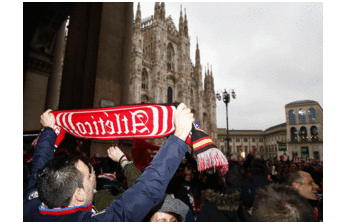 Los cánticos de los seguidores rojiblancos no pararon durante todo el día en el punto de encuentro de Milán: la Piazza Duomo
