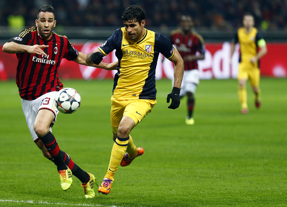 TEMPORADA 2013/14. Champions League. Milan-Atlético. Diego Costa pelea con Rami por el balón
