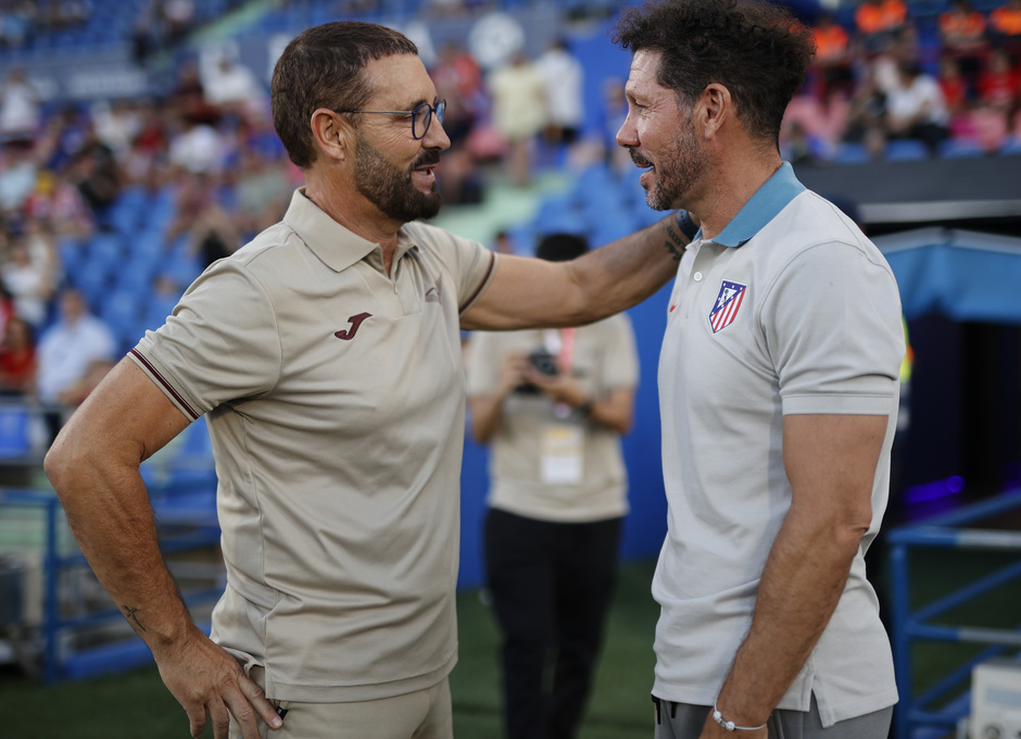 Simeone y Bordalás charlan antes del inicio del partido