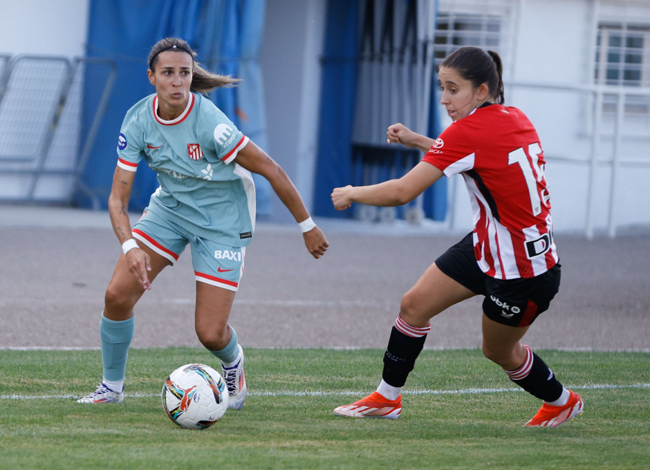 Marta Cardona regatea a una jugadora del Athletic