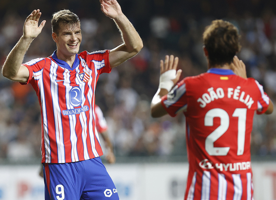 Sorloth celebra con Joao Félix su primer gol como rojiblanco